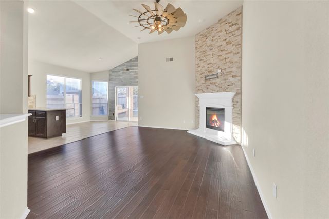 832 Pebblecreek Drive, Burleson, TX 76028