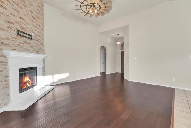 832 Pebblecreek Drive, Burleson, TX 76028