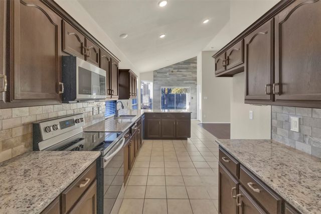 832 Pebblecreek Drive, Burleson, TX 76028