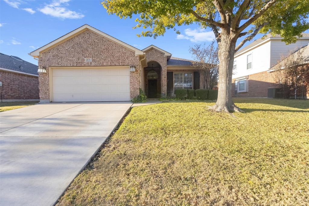 832 Pebblecreek Drive, Burleson, TX 76028