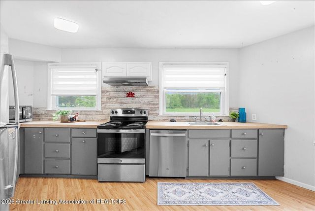 8280 S Dewitt Road, Dewitt, MI 48820