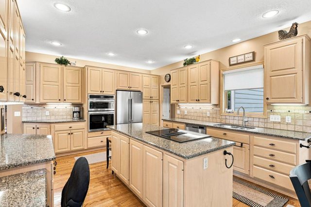 10904 Chatham Court S, Burnsville, MN 55337