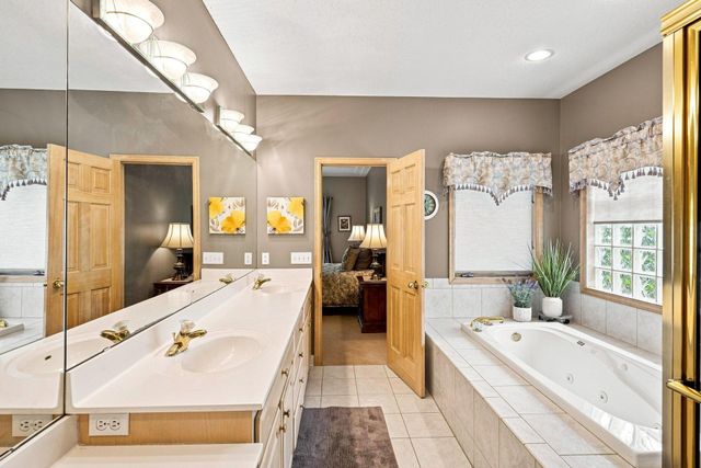 10904 Chatham Court S, Burnsville, MN 55337