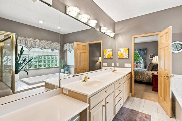 10904 Chatham Court S, Burnsville, MN 55337