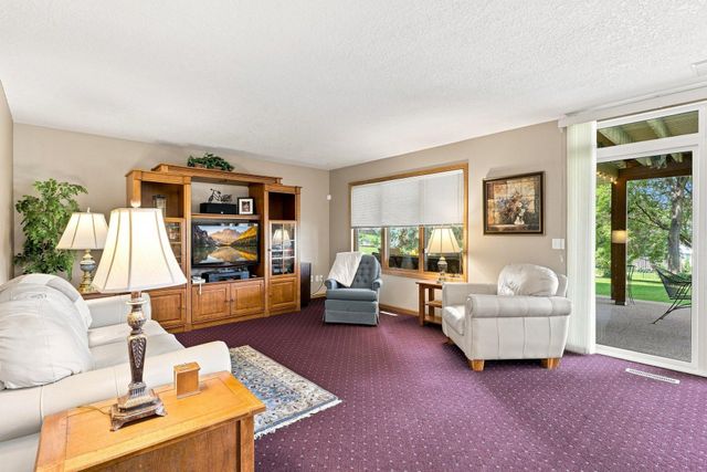 10904 Chatham Court S, Burnsville, MN 55337