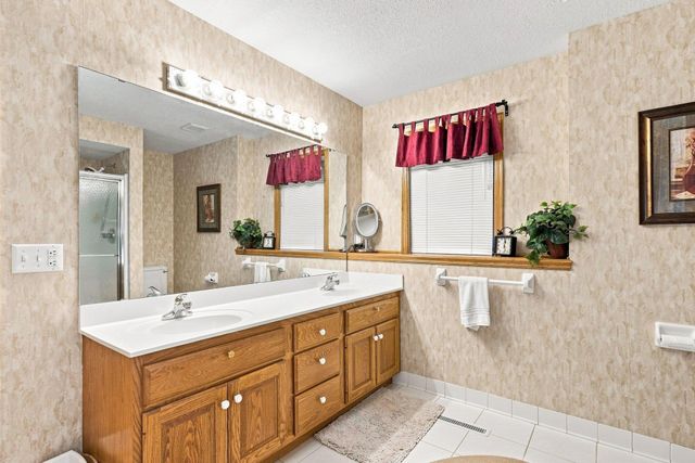 10904 Chatham Court S, Burnsville, MN 55337