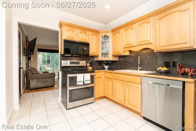 1222 Kings Cove Court 244, Rochester Hills, MI 48306