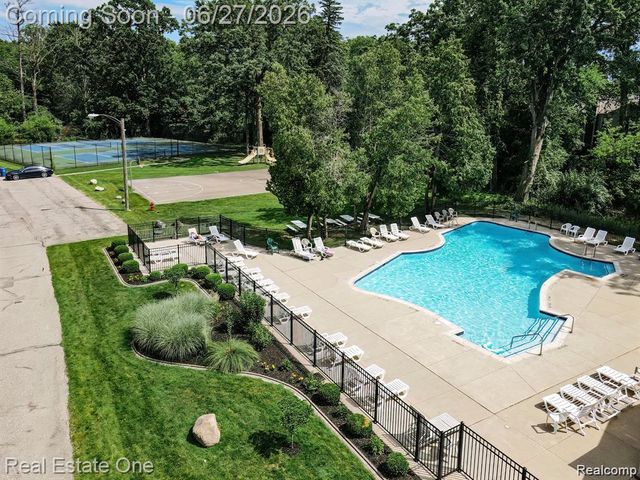 1222 Kings Cove Court 244, Rochester Hills, MI 48306