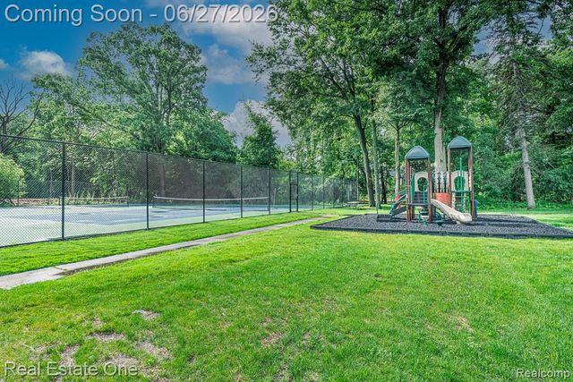 1222 Kings Cove Court 244, Rochester Hills, MI 48306