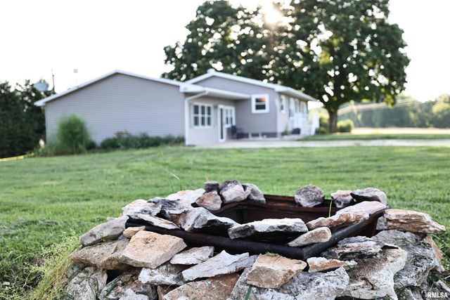 42060 County Highway 10, Nebo, IL 62355