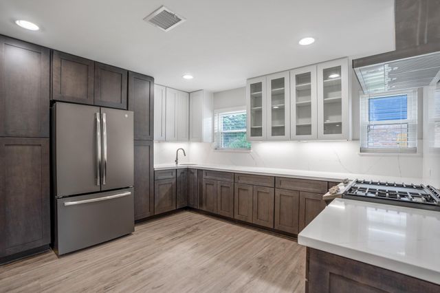 710 Thornwood, Shenandoah, TX 77381
