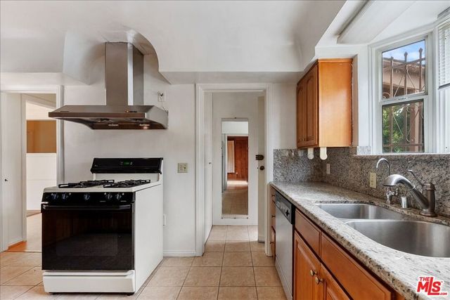 1111 Berkeley Street, Santa Monica, CA 90403