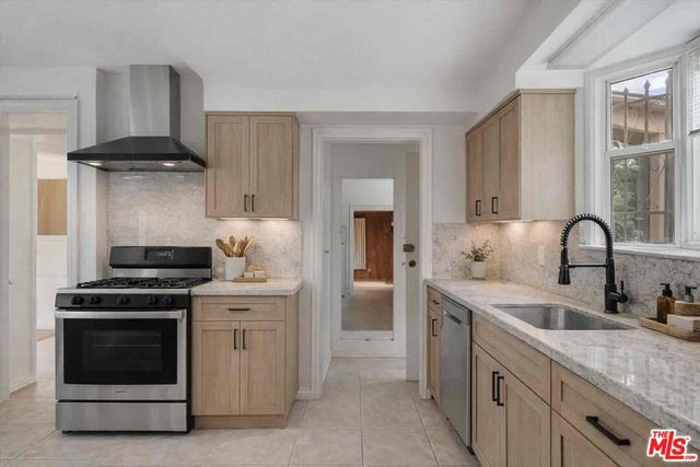 1111 Berkeley Street, Santa Monica, CA 90403