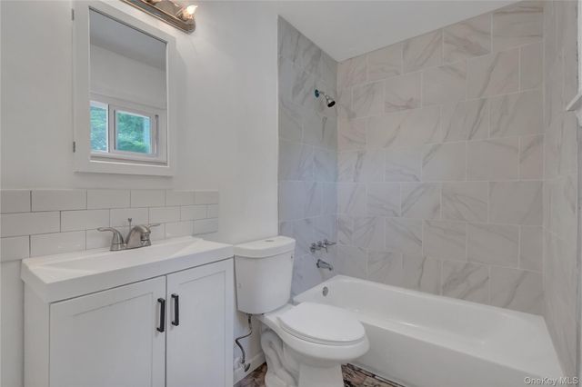 6 Stonington Circle, Wheatley Heights, NY 11798