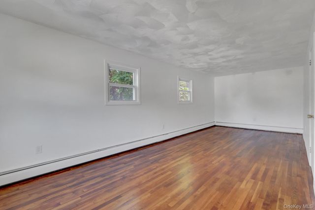 6 Stonington Circle, Wheatley Heights, NY 11798