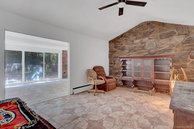 6 Stonington Circle, Wheatley Heights, NY 11798