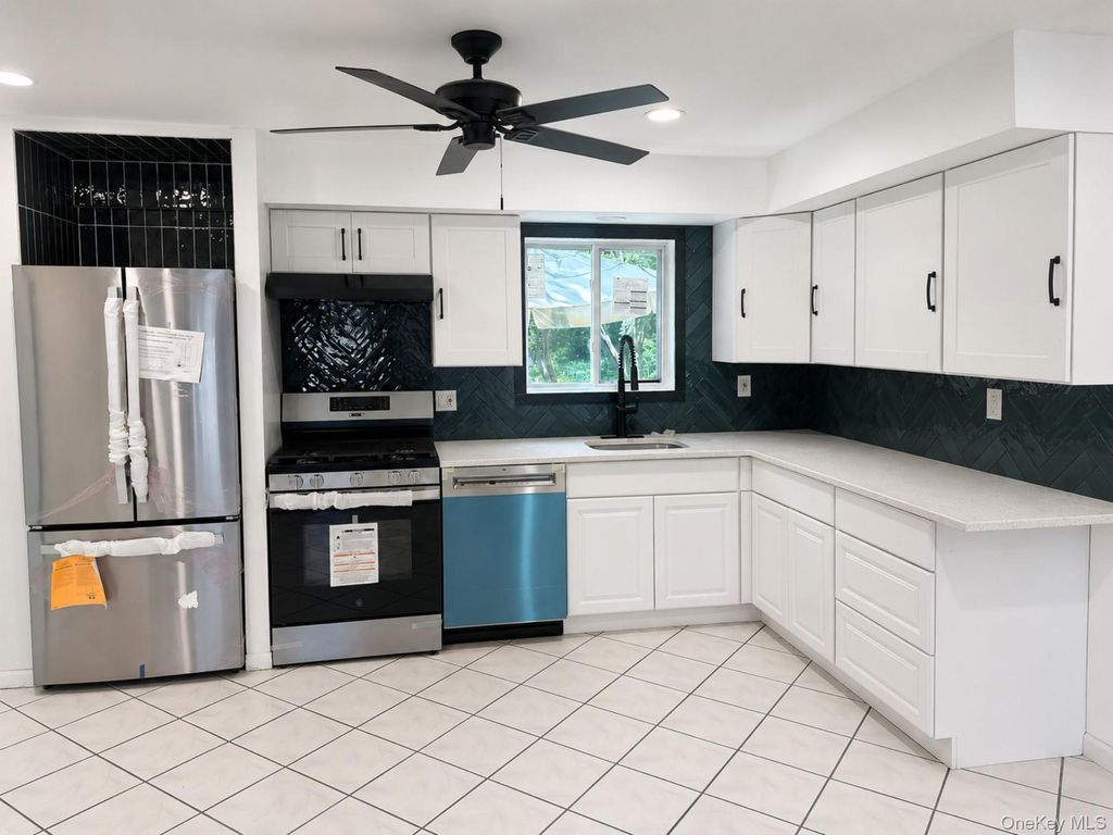 6 Stonington Circle, Wheatley Heights, NY 11798 — photo 3