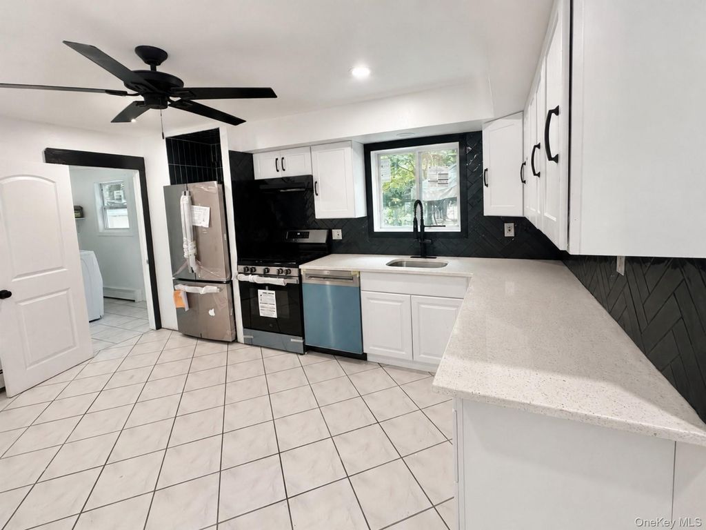6 Stonington Circle, Wheatley Heights, NY 11798 — photo 4