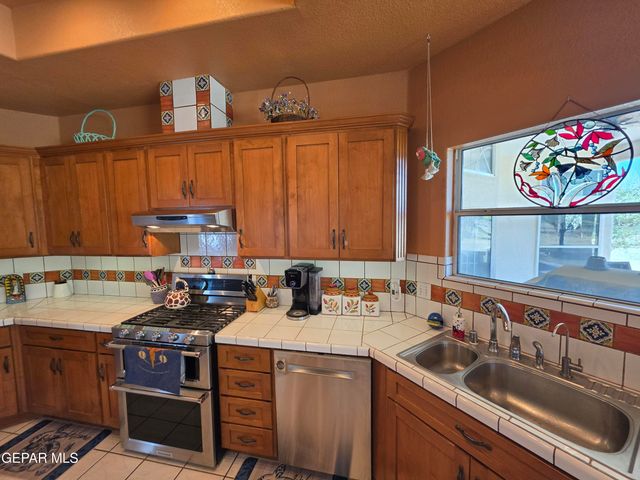 585 ANAHUAC Avenue, El Paso, TX 79932