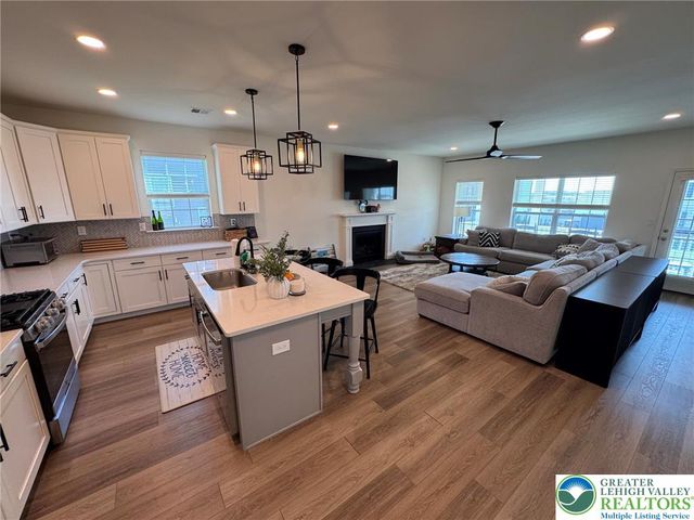 5052 Bellflower Drive, North Whitehall Twp, PA 18078