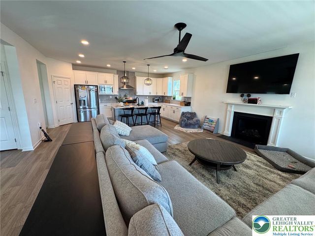5052 Bellflower Drive, North Whitehall Twp, PA 18078