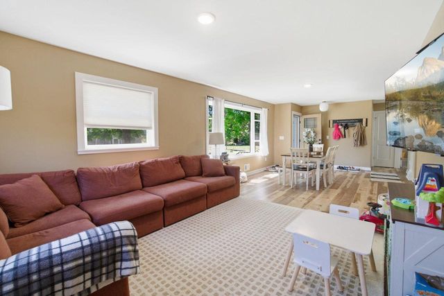 4554 S Vermont AVENUE, Saint Francis, WI 53235