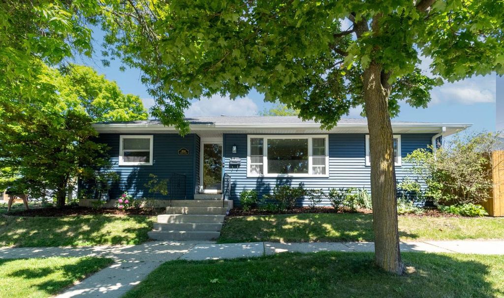 4554 S Vermont AVENUE, Saint Francis, WI 53235