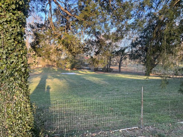 2077 Holders Cove Rd, Winchester, TN 37398