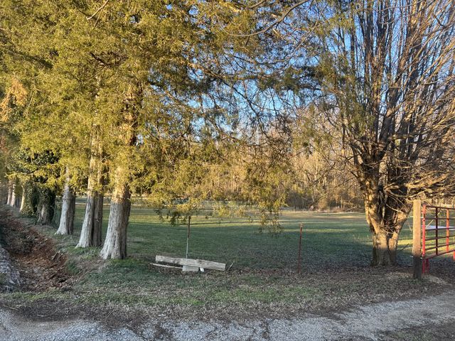 2077 Holders Cove Rd, Winchester, TN 37398