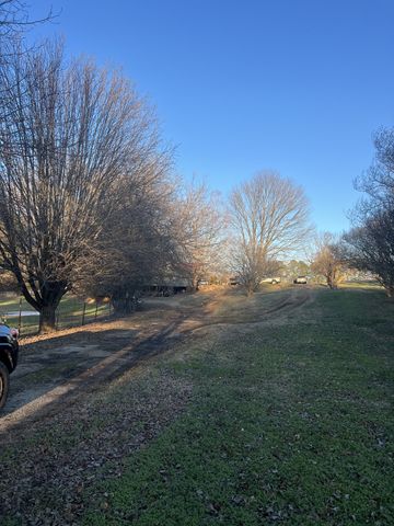 2077 Holders Cove Rd, Winchester, TN 37398