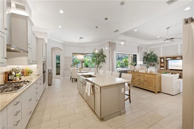 1467 Mockingbird DR, Naples, FL 34120