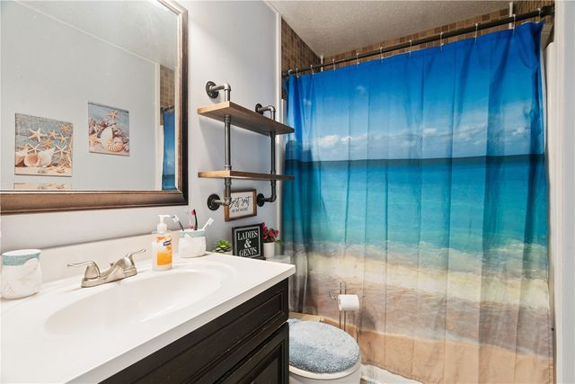 6319 Eastview Ave SW, Cedar Rapids, IA 52404