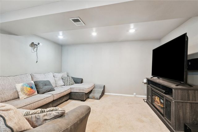 6319 Eastview Ave SW, Cedar Rapids, IA 52404