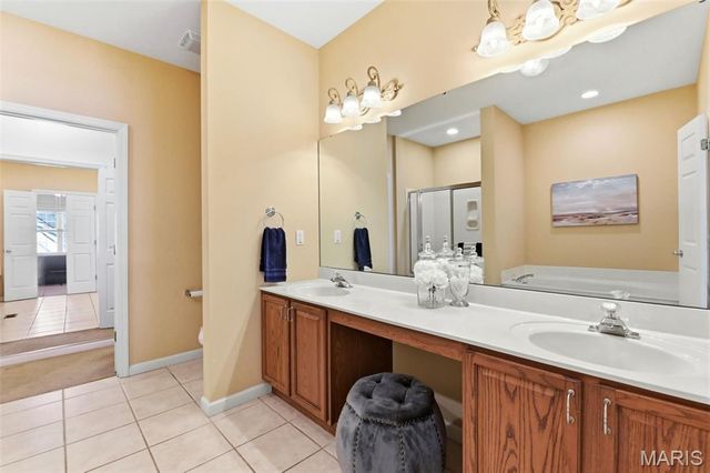 105 Worthington Circle 34, St Louis, MO 63128