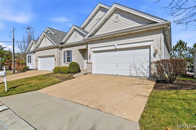 105 Worthington Circle 34, St Louis, MO 63128