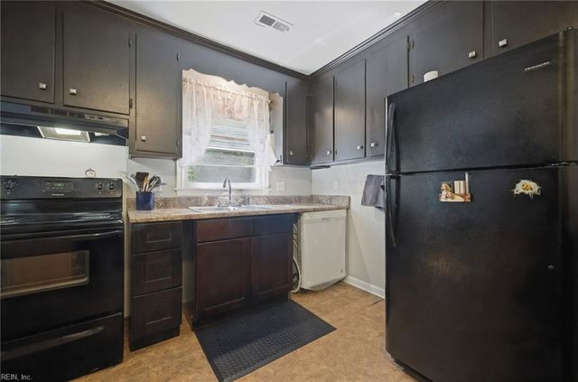 38 Garfield DR, Newport News, VA 23608