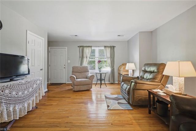 38 Garfield DR, Newport News, VA 23608