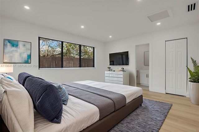 17887 78th Pl, Hialeah, FL 33015