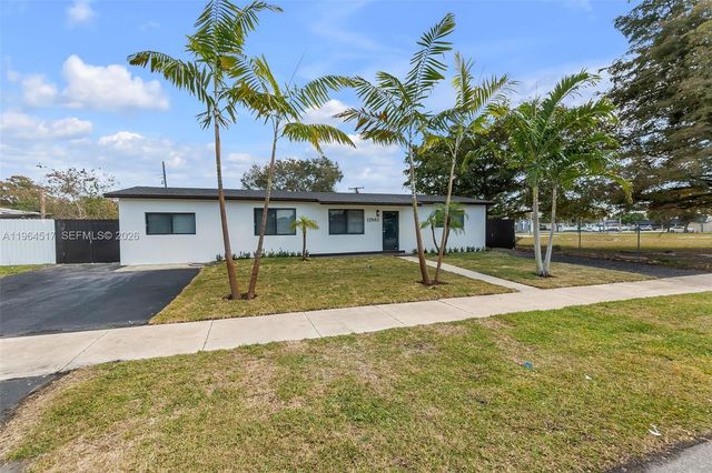 17887 78th Pl, Hialeah, FL 33015