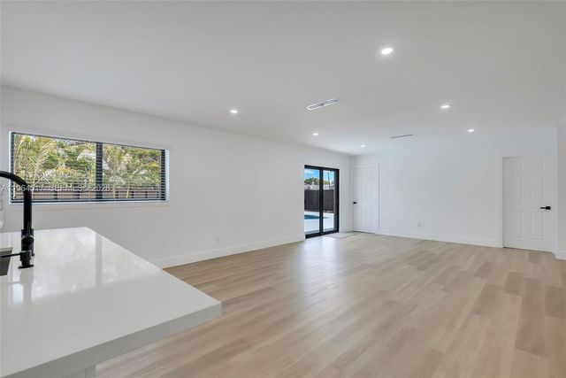 17887 78th Pl, Hialeah, FL 33015