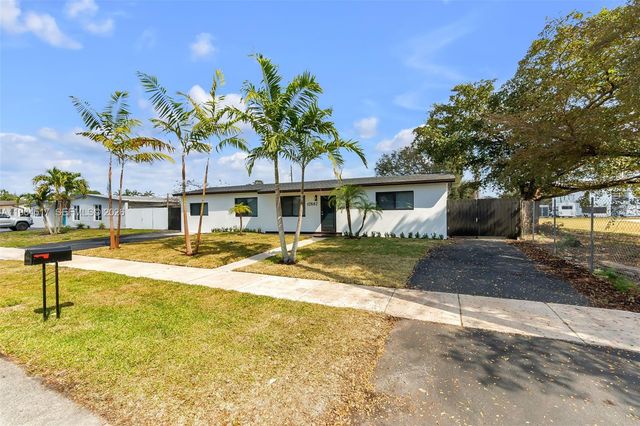 17887 78th Pl, Hialeah, FL 33015