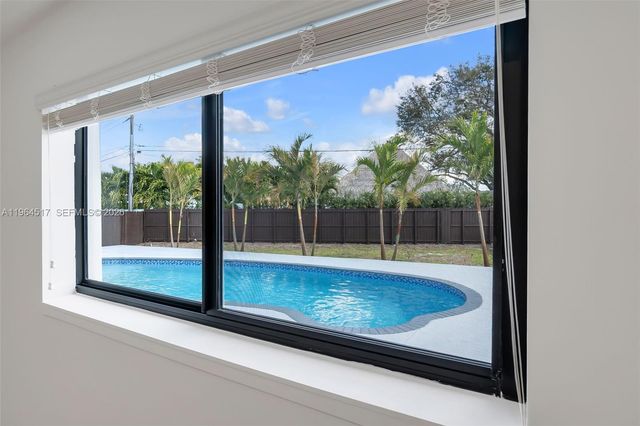 17887 78th Pl, Hialeah, FL 33015