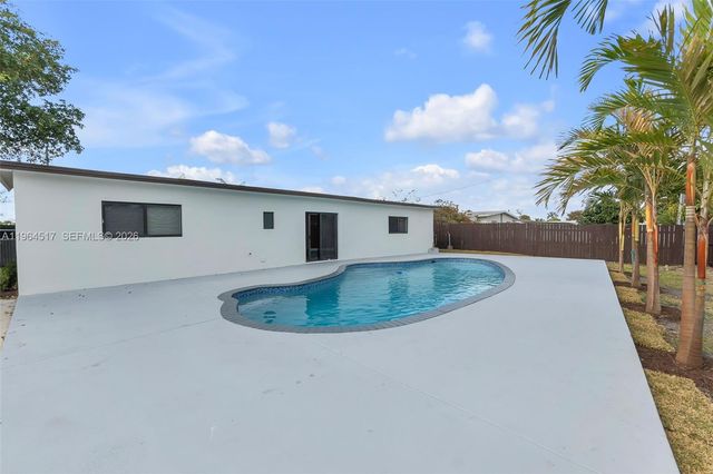 17887 78th Pl, Hialeah, FL 33015