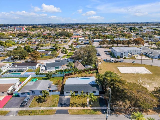 17887 78th Pl, Hialeah, FL 33015