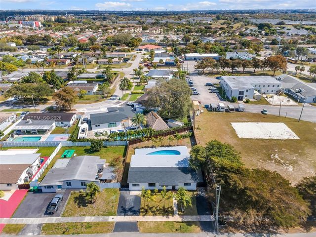 17887 78th Pl, Hialeah, FL 33015