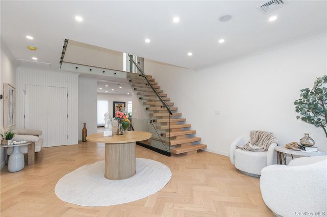 1 Bentley Road, Great Neck, NY 11023