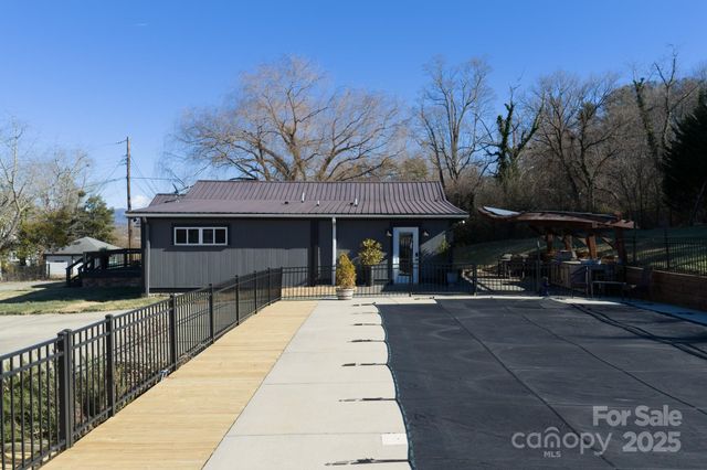 206 Martin Road, Swannanoa, NC 28778