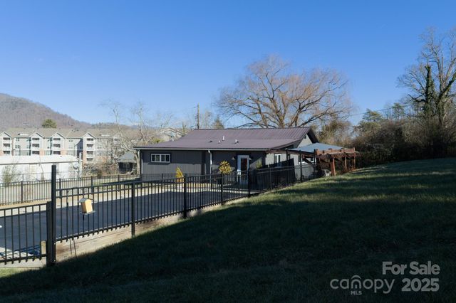 206 Martin Road, Swannanoa, NC 28778