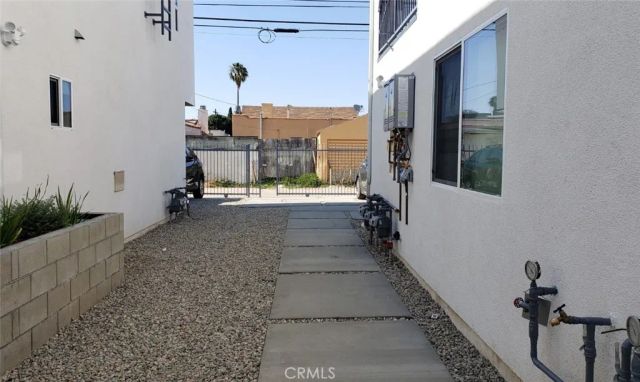 2051 W Florence, Los Angeles, CA 90047