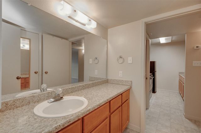 3045 Walnut Bend Lane 25, Houston, TX 77042